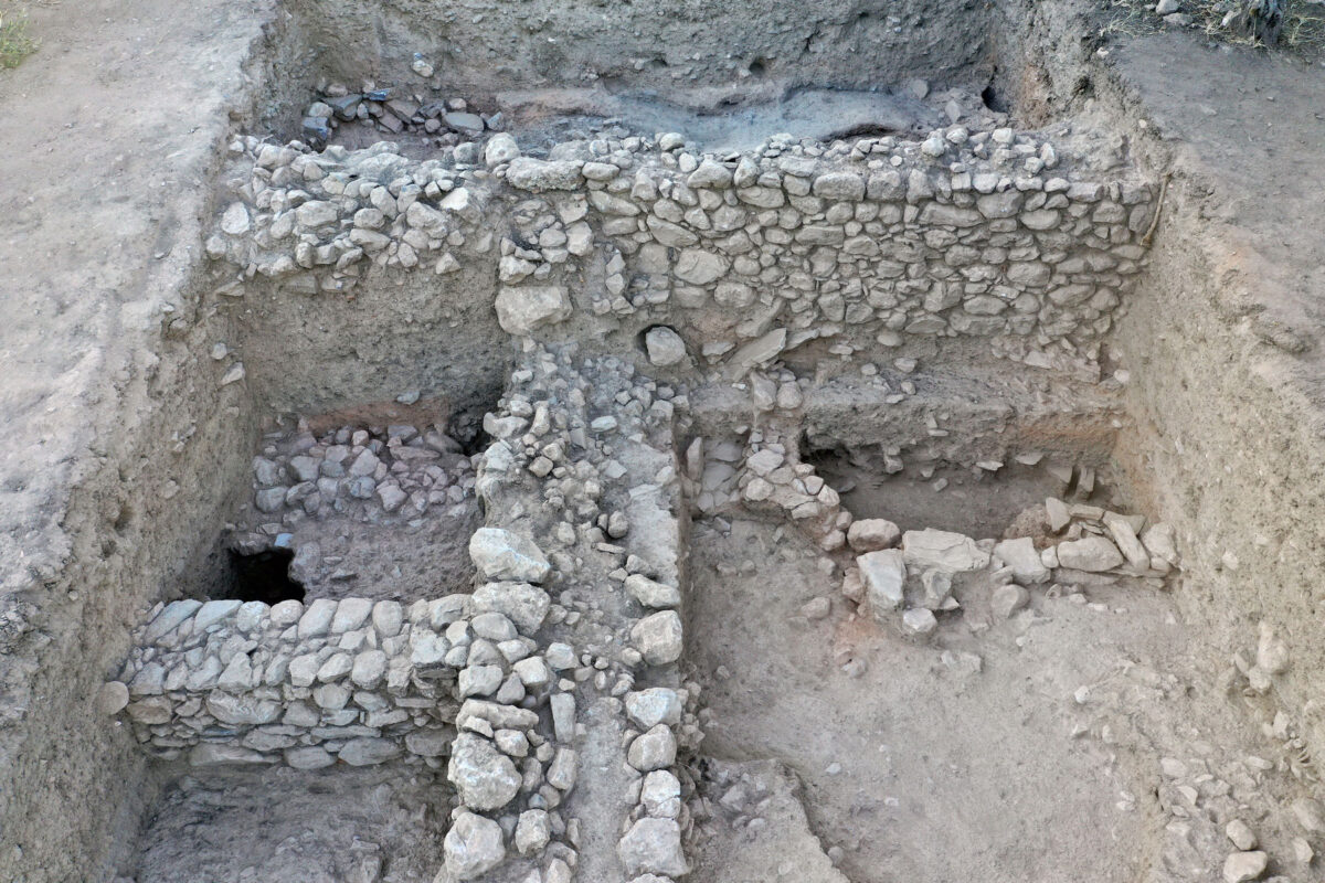 Βυζαντινός ή μεταβυζαντινός αναλημματικός τοίχος και κτίριο πάνω σε στρώματα της Πρώιμης Εποχής του Χαλκού (φωτ.: ΥΠΠΟΑ).