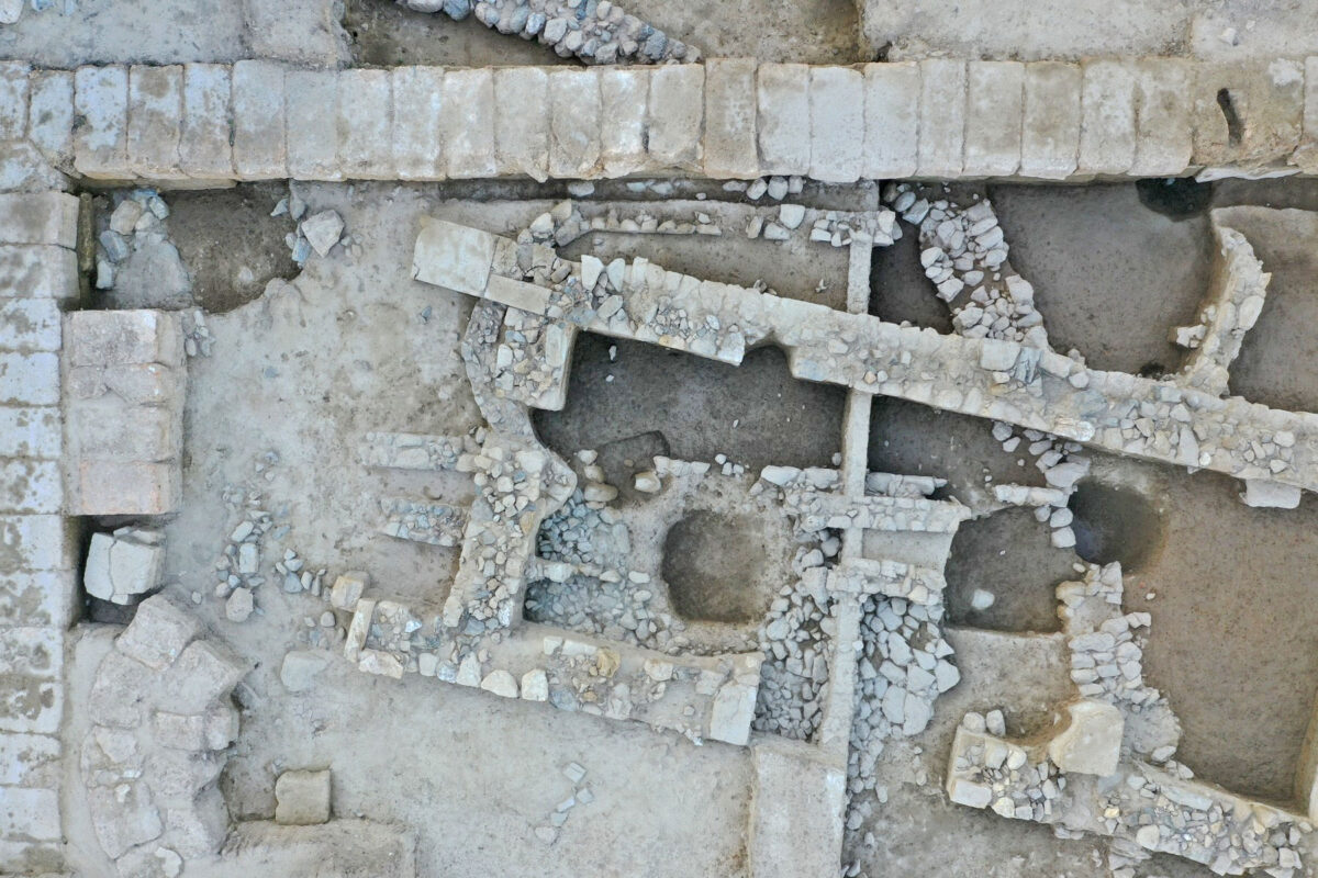 Μνημειώδες κτήριο της Πρώιμης Αρχαϊκής Περιόδου και σε βαθύτερα στρώματα ένα γεωμετρικό αψιδωτό κτήριο και ένας υστερομυκηναϊκός τοίχος (φωτ.: ΥΠΠΟΑ).