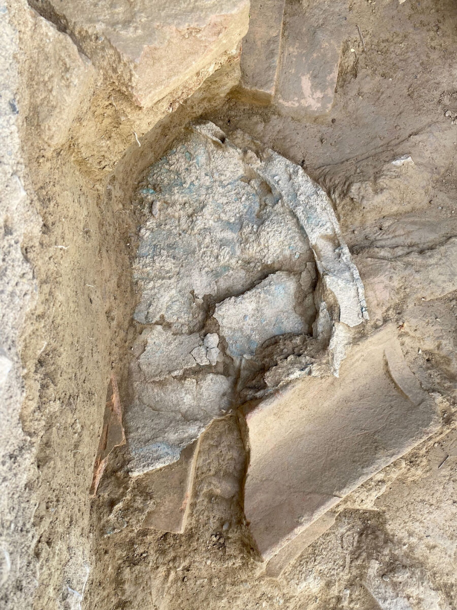 Χάλκινη ασπίδα που βρέθηκε στο άδυτο του πρώτου αρχαϊκού ναού (φωτ.: ΥΠΠΟΑ).
