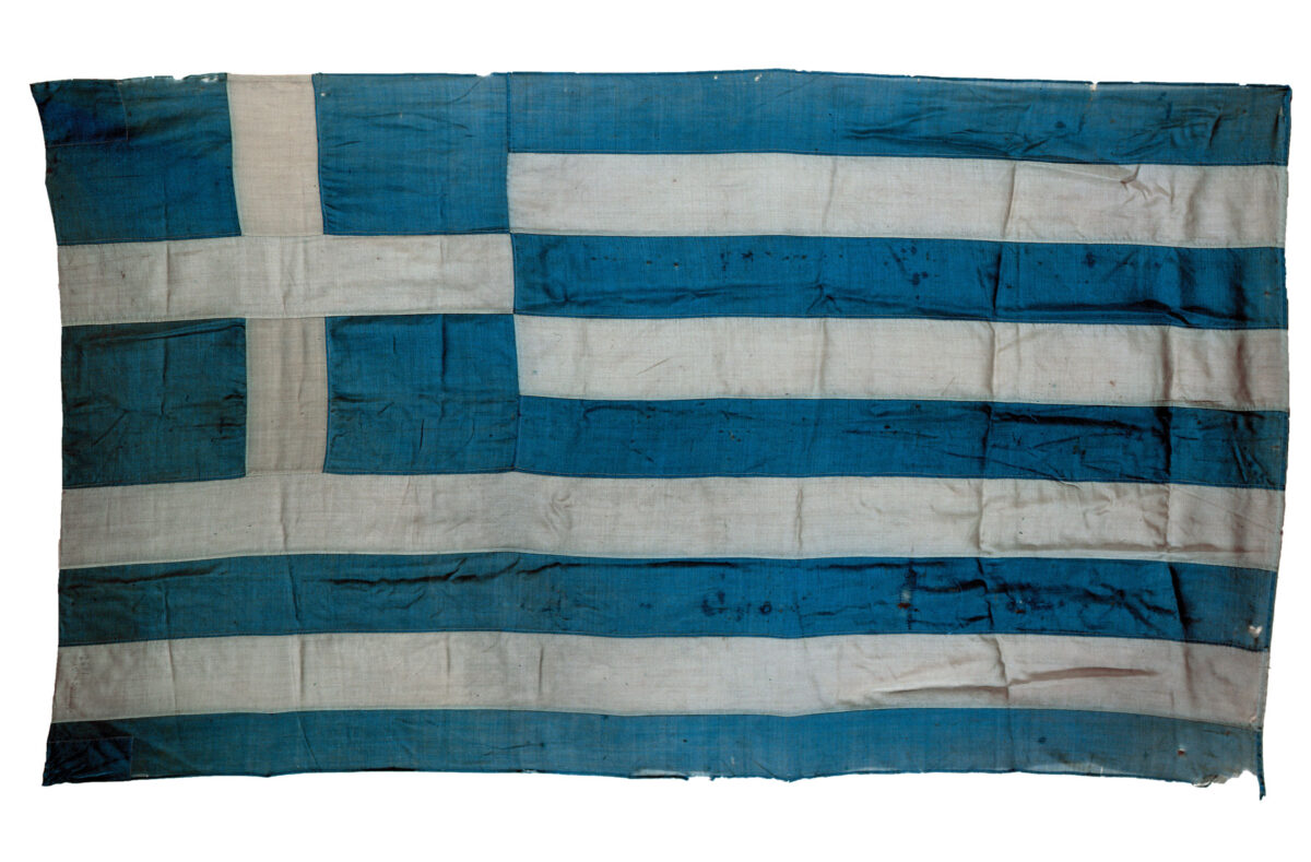 Σημαία από το Δημαρχείο Μυριοφύτου Ανατολικής Θράκης, η οποία διασώθηκε από τον δήμαρχο της πόλης Γεώργιο Καρά. Συλλογή Εθνικού Ιστορικού Μουσείου.