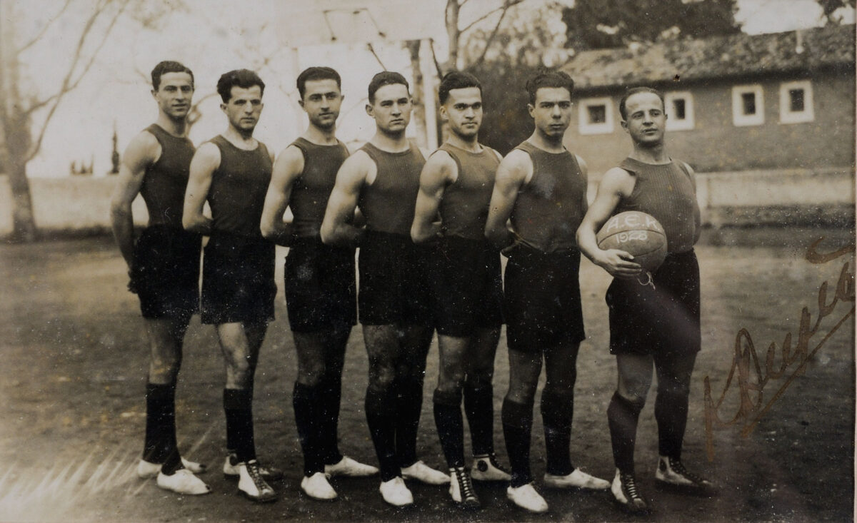 Η ομάδα καλαθοσφαίρισης της Α.Ε.Κ., 1928. Εθνικό Αθλητικό Μουσείο «Ιωάννης Φωκιανός», Συλλογή Δημητρίου Μποντικούλη.