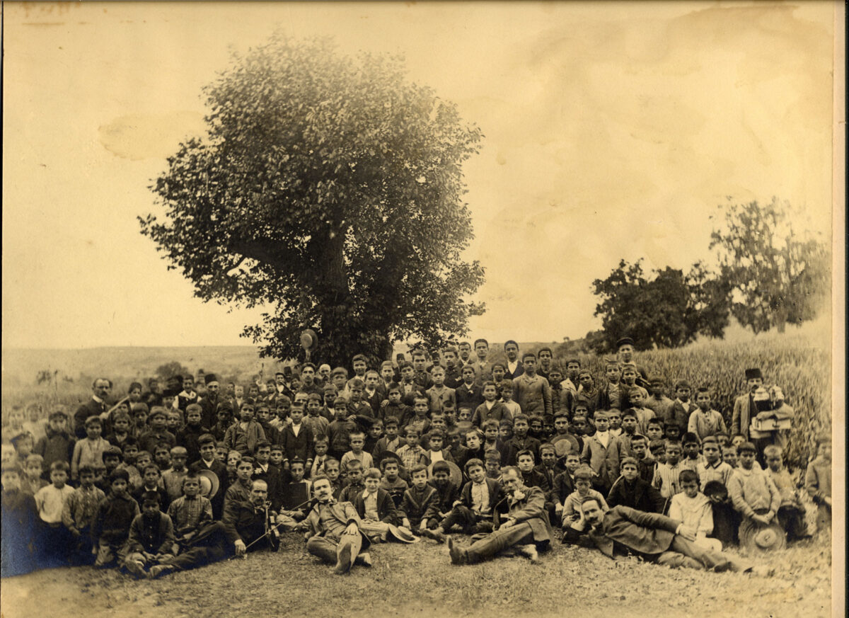 Οι μαθητές του Αρρεναγωγείου Ραιδεστού σε εκδρομή στις παρυφές του Ιερού Όρους, 1902. Συλλογή Δημήτρη Μαυρίδη.