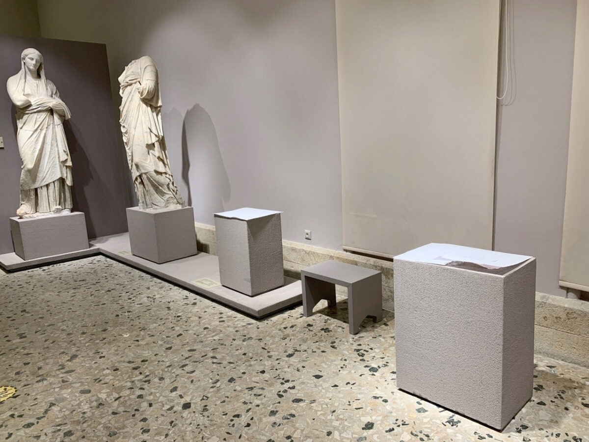 Τα βάθρα των αγαλμάτων στο Αρχαιολογικό Μουσείο Κω που είχαν μείνει κενά από το 2017 (φωτ.: ΥΠΠΟΑ).