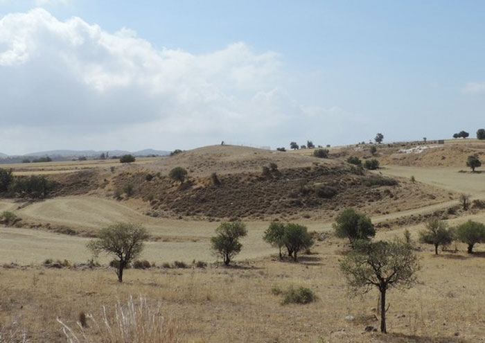 Εικ. 1. Τύμβος Λαόνας. Βόρεια όψη πριν από την ανασκαφή του 2022.  Πηγή εικόνας: Τμήμα Αρχαιοτήτων Κύπρου.