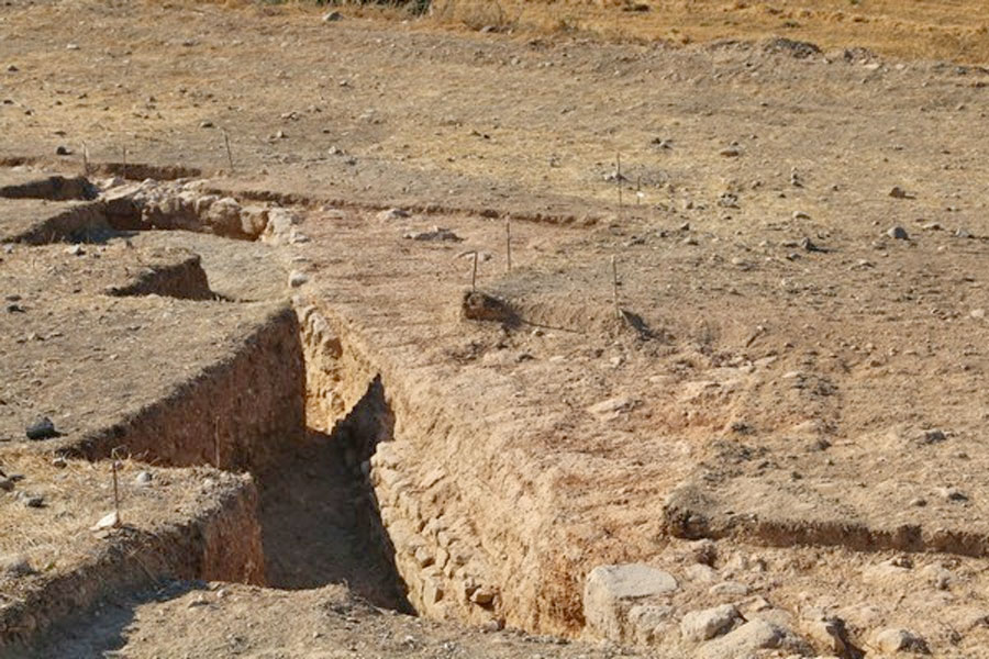 Εικ. 10. Πλίνθοι ανάμεσα σε αργούς λίθους, όπως διατηρήθηκαν μερικά εκατοστά κάτω από τη βόρεια πλαγιά του τύμβου. Πηγή εικόνας: Τμήμα Αρχαιοτήτων Κύπρου.