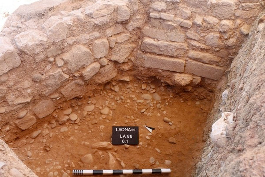 Εικ.12. Δάπεδο χρήσης του οχυρού, με κόκκινο χώμα και όστρακα πάνω από στρώμα βοτσάλων. Πηγή εικόνας: Τμήμα Αρχαιοτήτων Κύπρου.