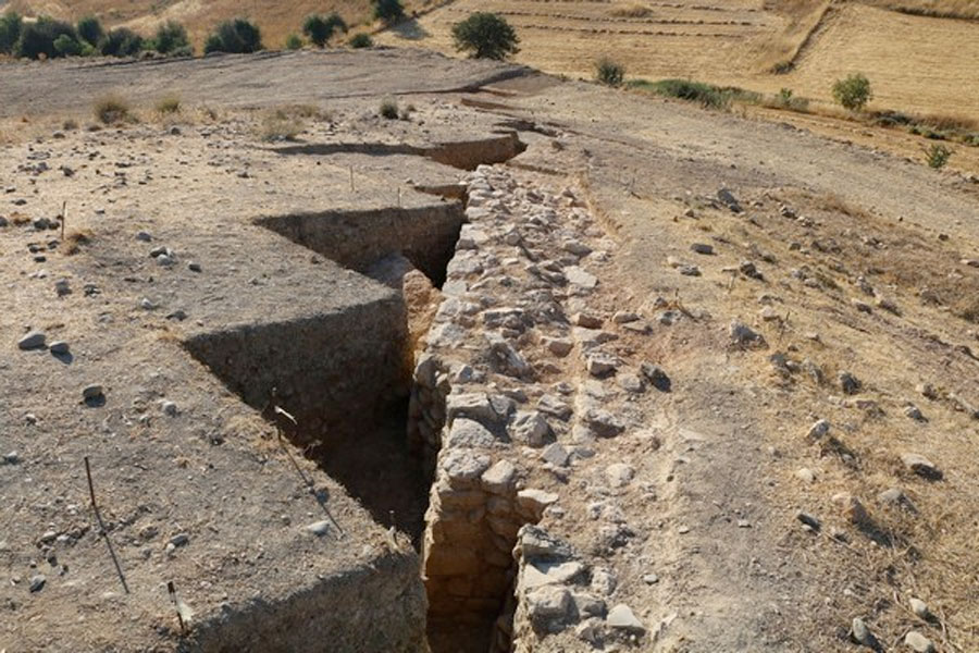 Εικ.4. Λαόνα 2022. Αποκάλυψη τείχους του οχυρού στη βόρεια πλευρά του τύμβου. Πηγή εικόνας: Τμήμα Αρχαιοτήτων Κύπρου.