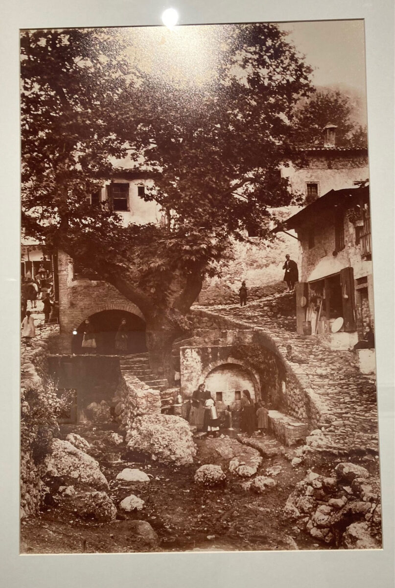 Από την έκθεση «Ο Φρεντ Μπουασονά και η Μεσόγειος. Μια φωτογραφική Οδύσσεια», που παρουσιάζεται στο MOMus-Μουσείο Φωτογραφίας Θεσσαλονίκης (πηγή εικόνας: ΑΠΕ-ΜΠΕ).