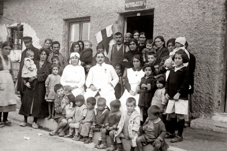 Κέντρο περίθαλψης στο θεραπευτήριο της Γενικής Αρμενικής Ένωσης Αγαθοεργίας στο Παγκράτι, 1924 ή 1925. Πηγή εικόνας: Δημοτική Πινακοθήκη Νίκαιας-Αγ. Ι. Ρέντη.