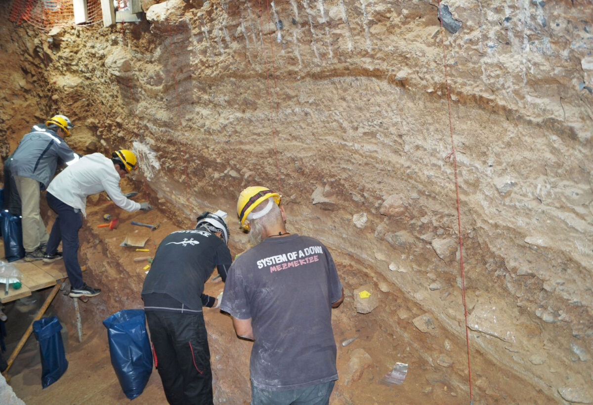 Ανασκαφή στο Σπήλαιο των Πετραλώνων (φωτ.: ΑΠΕ-ΜΠΕ / Α. Ντάρλας).