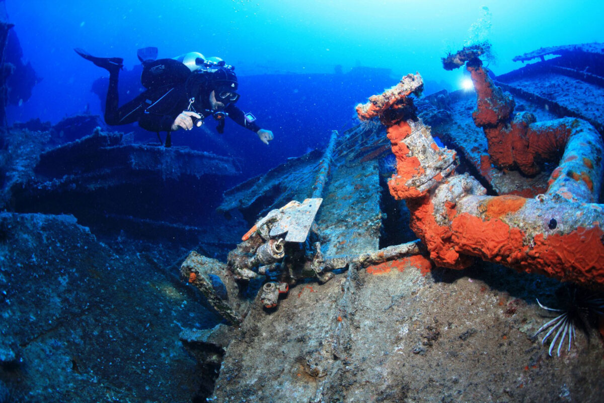 Σωληνώσεις και βάνες από το άλλοτε δίκτυο ατμού. Πηγή εικόνας: Αρχείο Κώστα Θωκταρίδη.