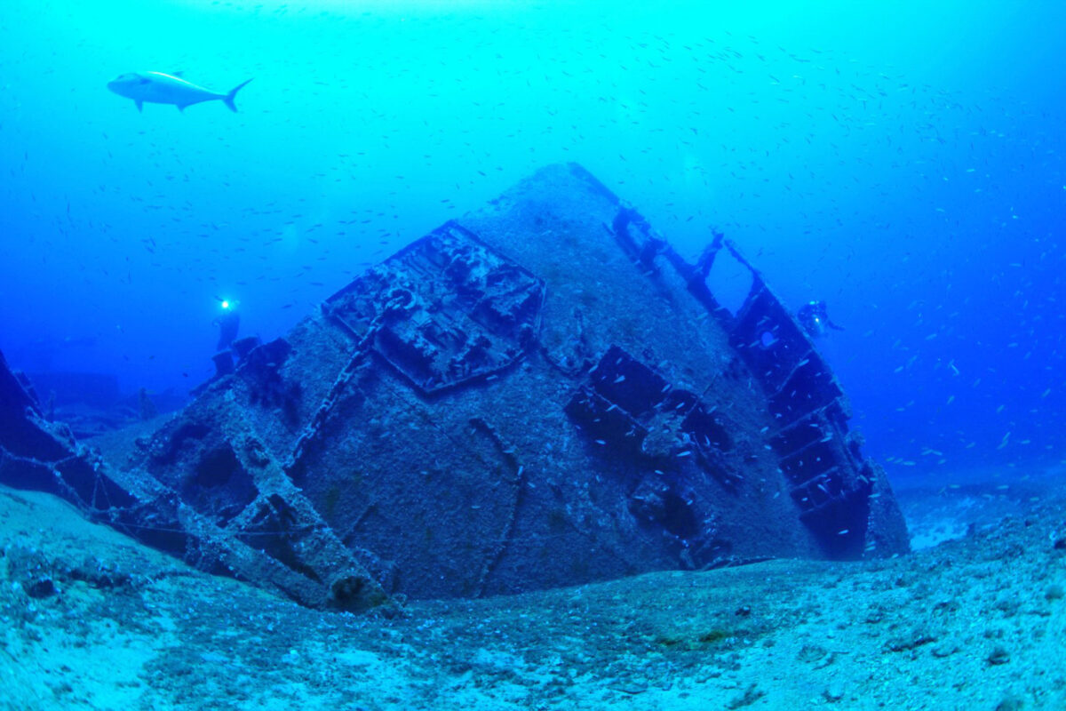 Η πλώρη προκαλεί δέος καθώς ακουμπάει με έμπλωρη κλίση στον βυθό, ενώ η καδένα της άγκυρας κρέμεται στο κατάστρωμα. Πηγή εικόνας: Αρχείο Κώστα Θωκταρίδη.