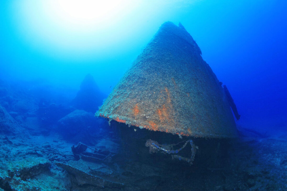 Η πρύμνη του ναυαγίου είναι ανεστραμμένη με το κατάστρωμα να ακουμπάει το βυθό. Πηγή εικόνας: Αρχείο Κώστα Θωκταρίδη.