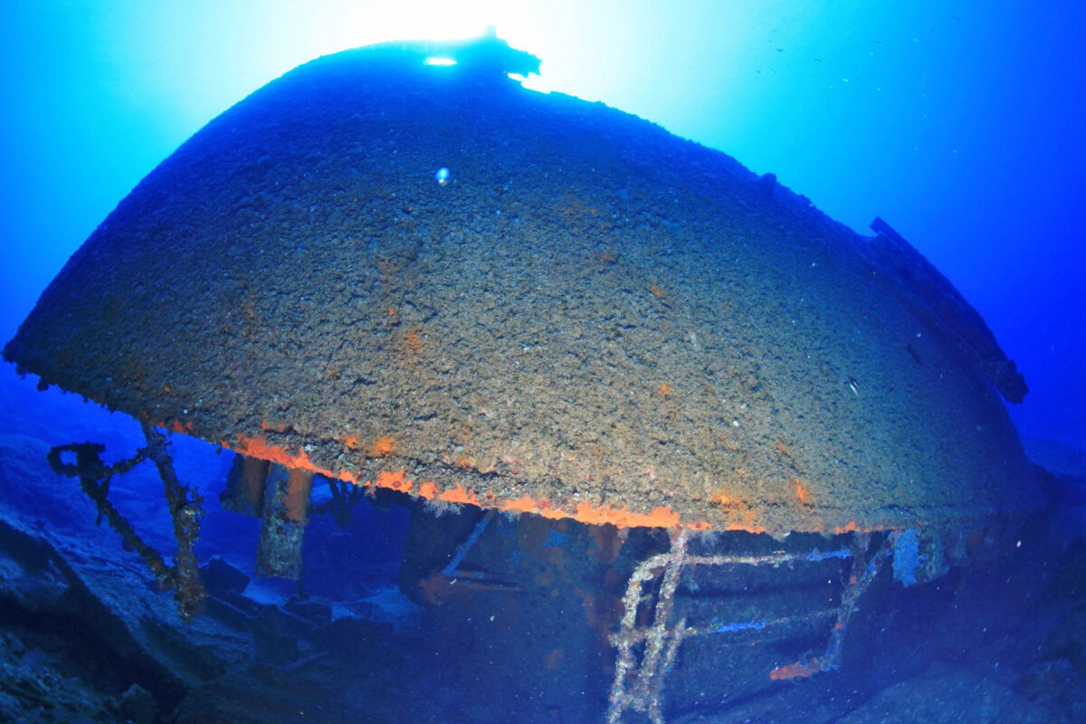 Η πρύμνη του ναυαγίου είναι ανεστραμμένη με το κατάστρωμα να ακουμπάει το βυθό. Πηγή εικόνας: Αρχείο Κώστα Θωκταρίδη.