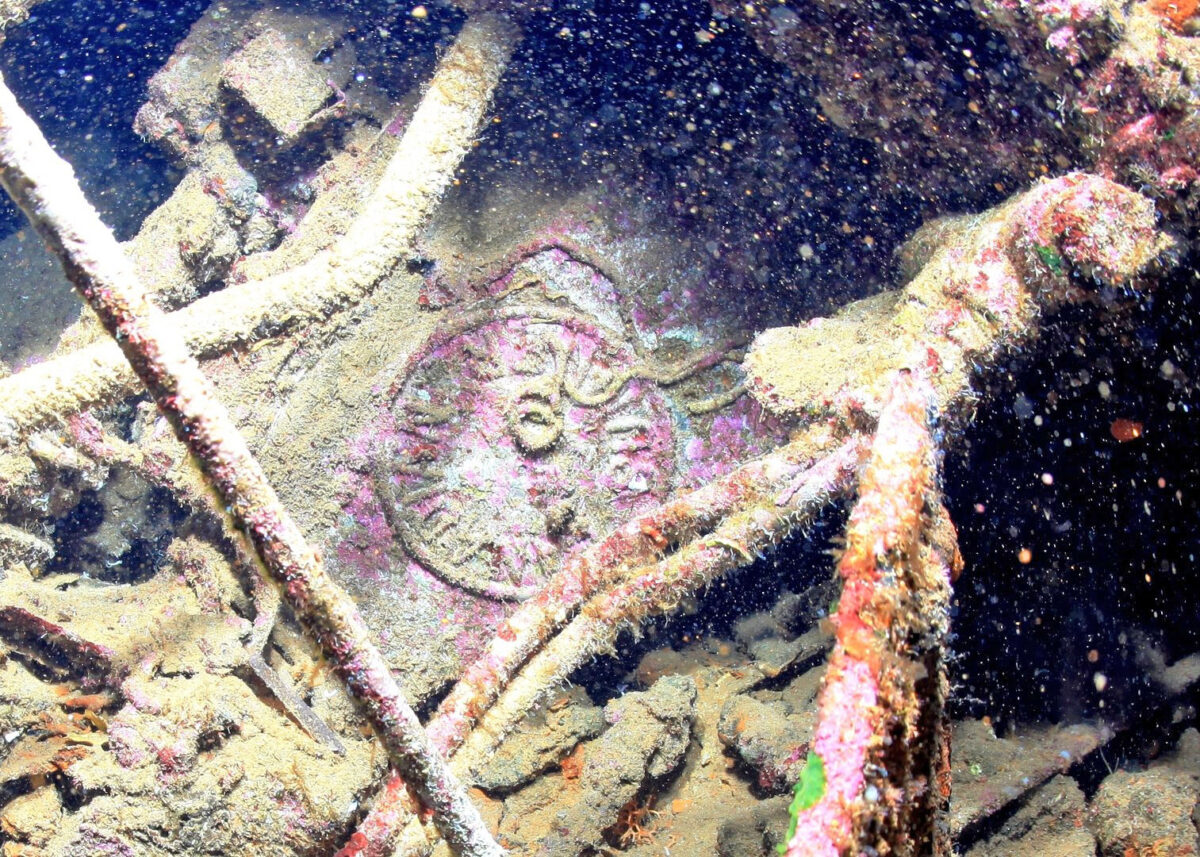 Λεπτομέρεια στην οποία διακρίνεται η στάμπα από το μηχανισμό του τιμονιού εσωτερικά της πρύμνης. Πηγή εικόνας: Αρχείο Κώστα Θωκταρίδη.