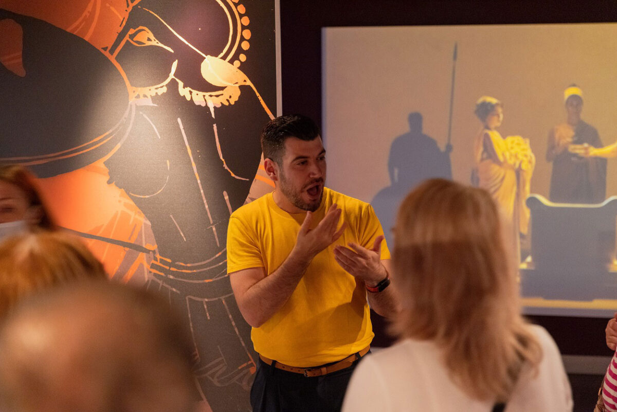 Ξενάγηση στη νοηματική γλώσσα στο Μουσείο Κυκλαδικής Τέχνης (φωτ.: Πάρις Ταβιτιάν © Μουσείο Κυκλαδικής Τέχνης).