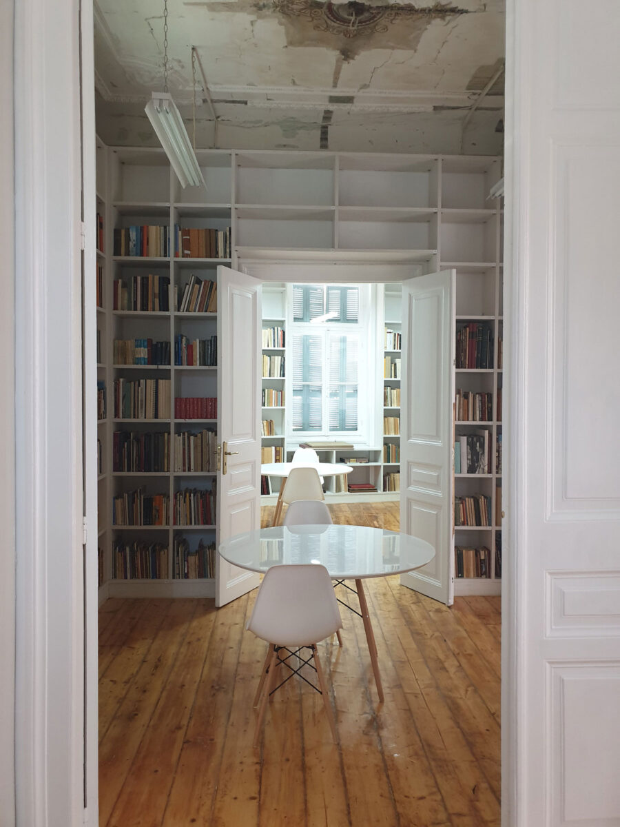 Η Βιβλιοθήκη Γιώργου και Κατερίνας Δεσπίνη στο Μουσείο Ακρόπολης (Μητσαίων και Χατζηχρήστου).