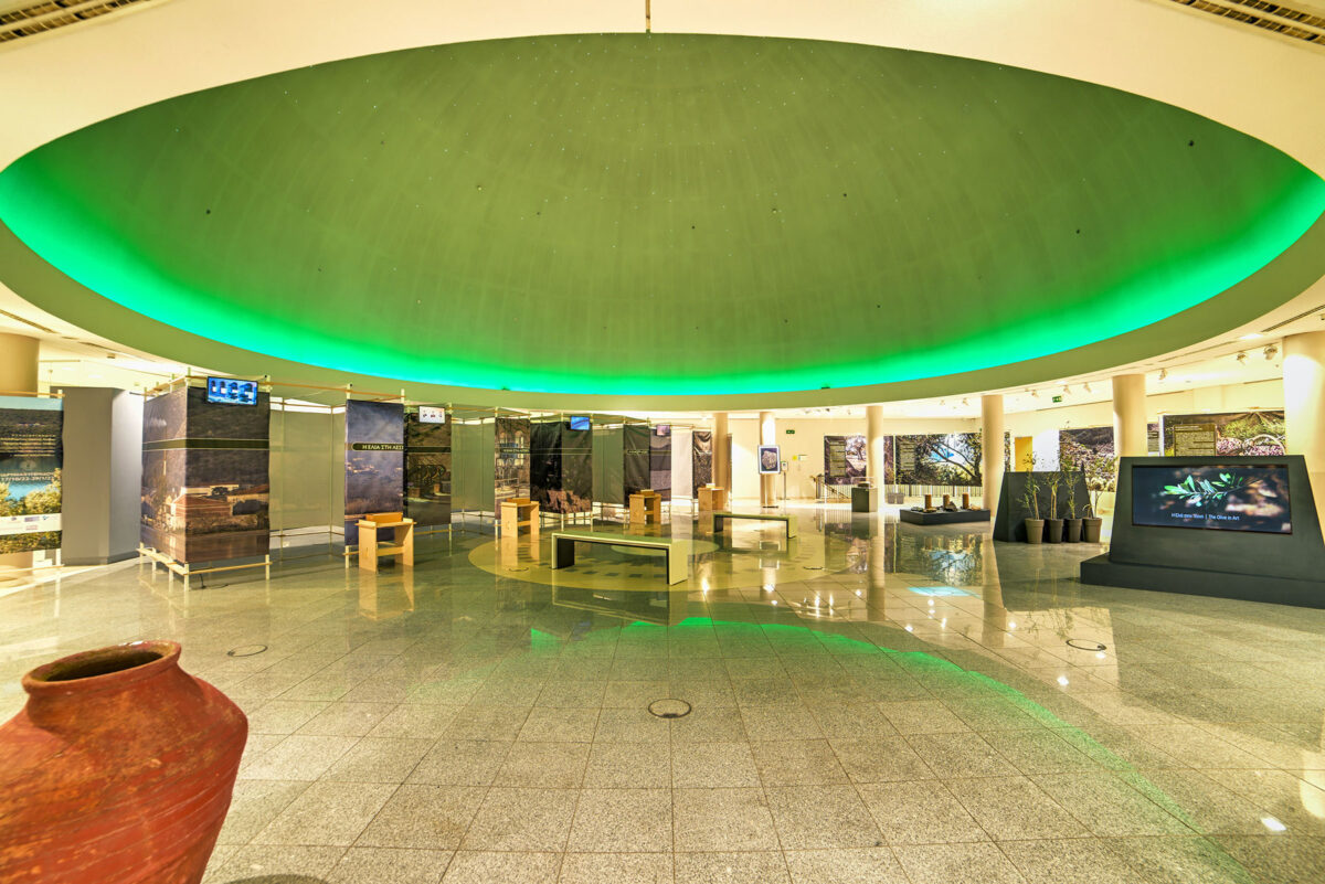 Από την έκθεση «Η ελιά στη Λέσβο. Αναπαράσταση διαχρονικών τεχνικών παραγωγής ελαιολάδου με τη χρήση τεχνολογιών Εικονικής (VR) και Επαυξημένης (AR) Πραγματικότητας», που παρουσιάζεται στο Ίδρυμα Ευγενίδου.