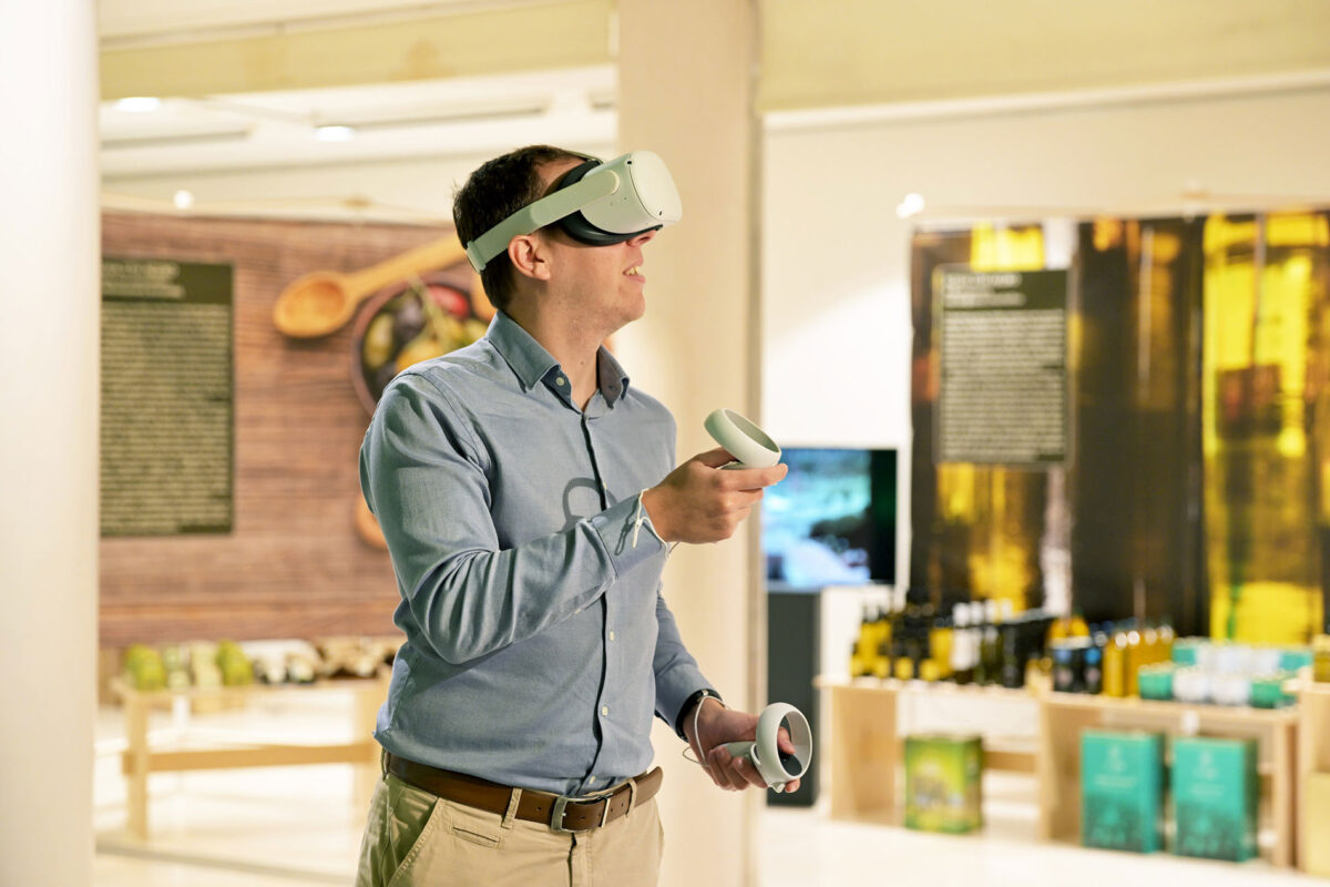 Από την έκθεση «Η ελιά στη Λέσβο. Αναπαράσταση διαχρονικών τεχνικών παραγωγής ελαιολάδου με τη χρήση τεχνολογιών Εικονικής (VR) και Επαυξημένης (AR) Πραγματικότητας», που παρουσιάζεται στο Ίδρυμα Ευγενίδου.