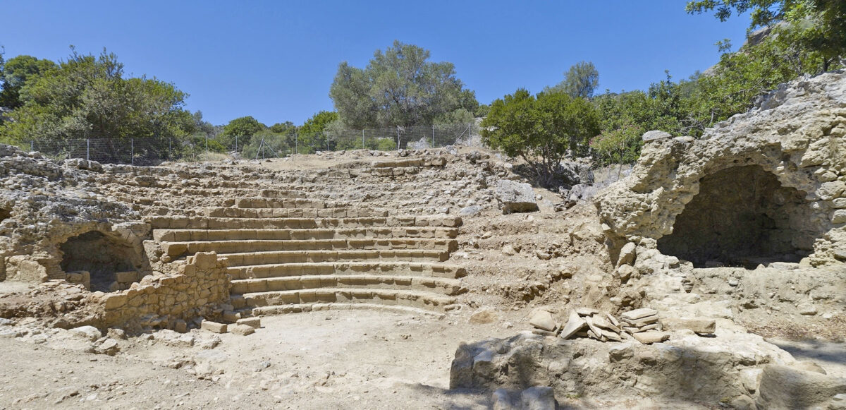 Αρχαίο ωδείο στον αρχαιολογικό χώρο της Λισού (διακρίνονται το κοίλο και οι πλευρικοί θάλαμοι). Φωτ.: ΥΠΠΟΑ.