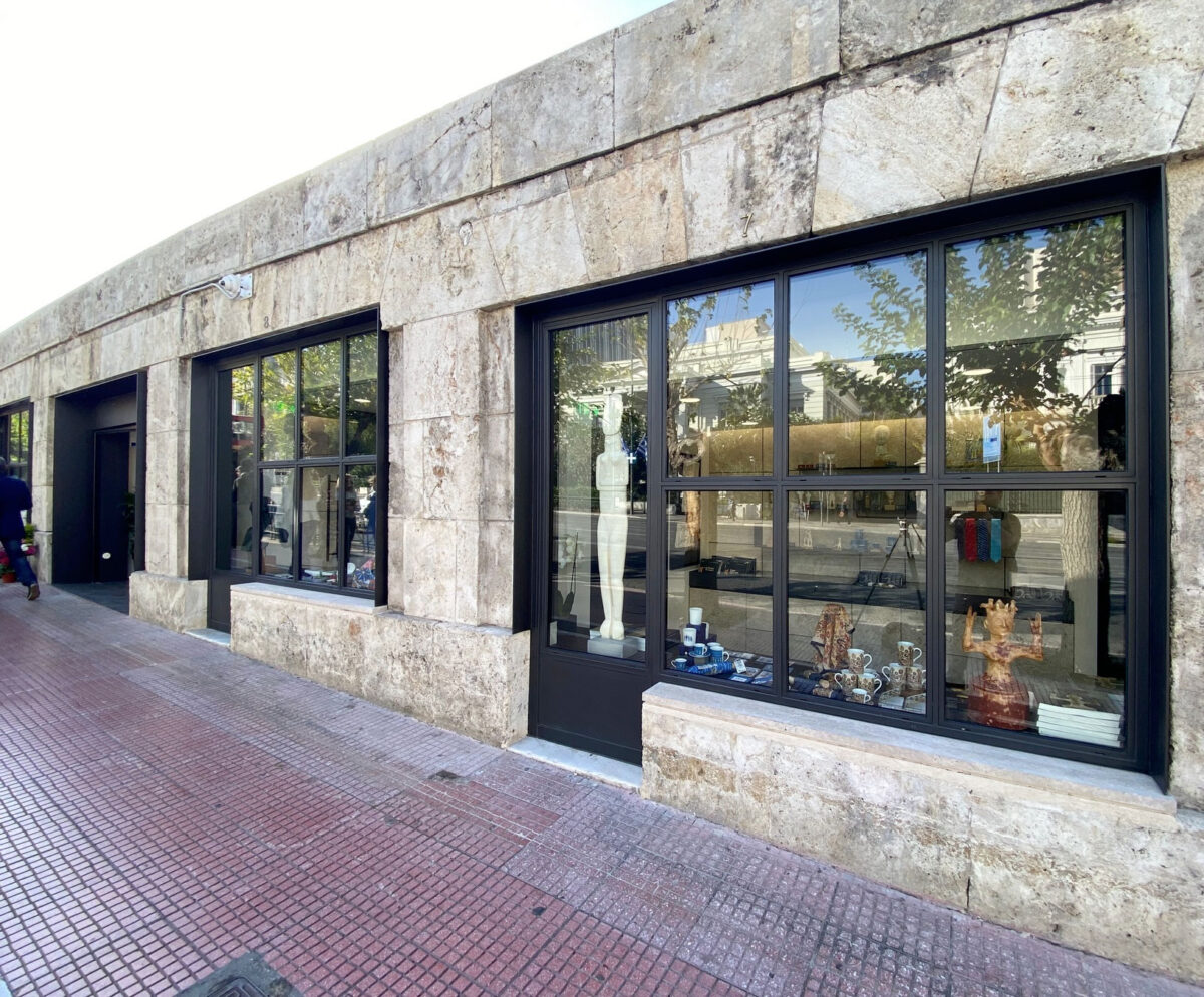 Εγκαινιάστηκαν τα ανακαινισμένα ιστορικά ανθοπωλεία της Βουλής