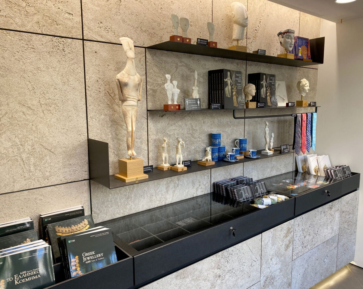 Το πωλητήριο Hellenic Heritage του ΟΔΑΠ στο χώρο των Ανθοπωλείων της Βουλής (φωτ.: ΥΠΠΟΑ).