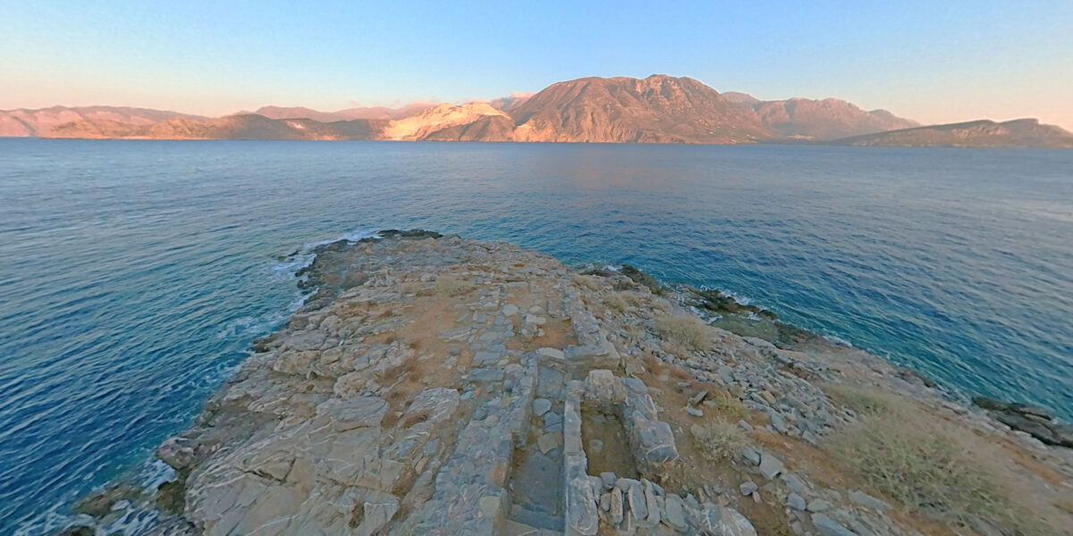 Όψη του ανατολικού τμήματος της Οικίας των Ρυτών. Στο βάθος φαίνονται τα βόρεια παράλια της Κρήτης (φωτ.: Κ. Χαλικιάς).