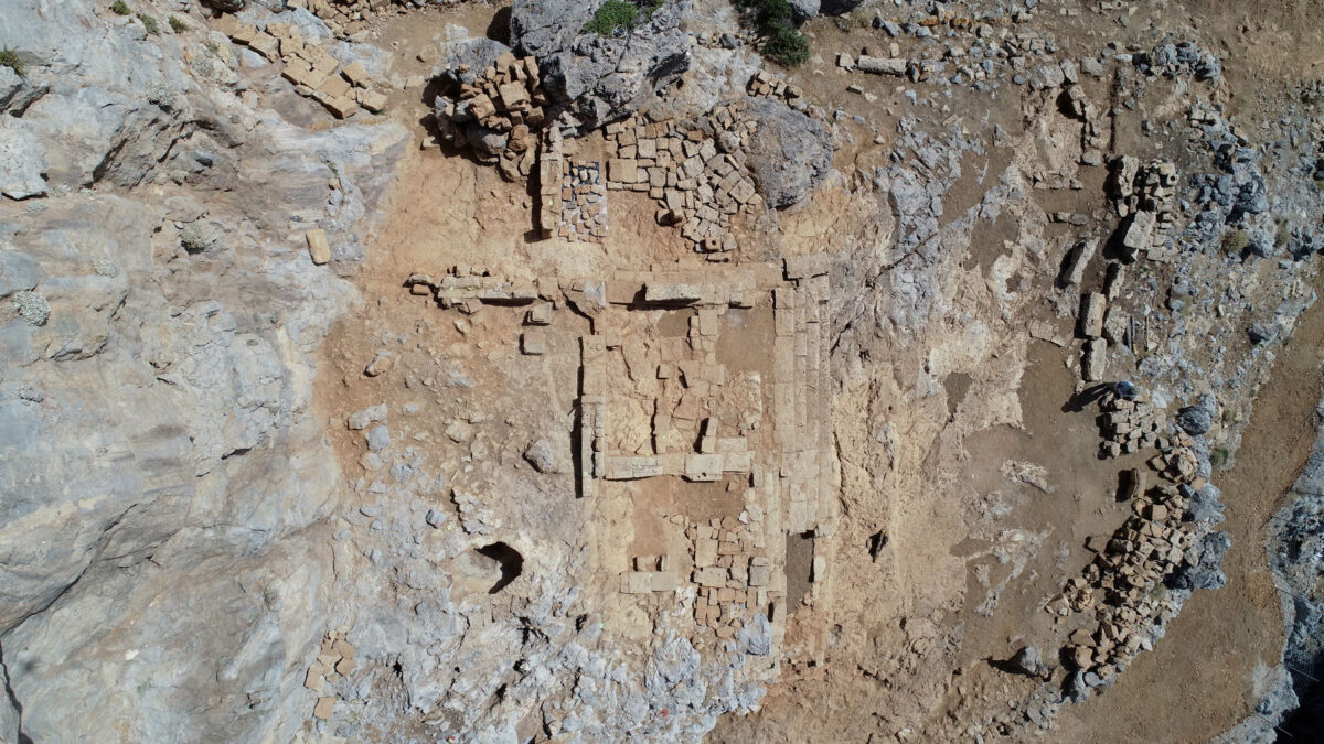 Άποψη της ανασκαφής του κεντρικού χώρου του αρχαίου ναού της Δήμητρας στην ακρόπολη της Φαλάσαρνας (φωτ.: ΥΠΠΟΑ).