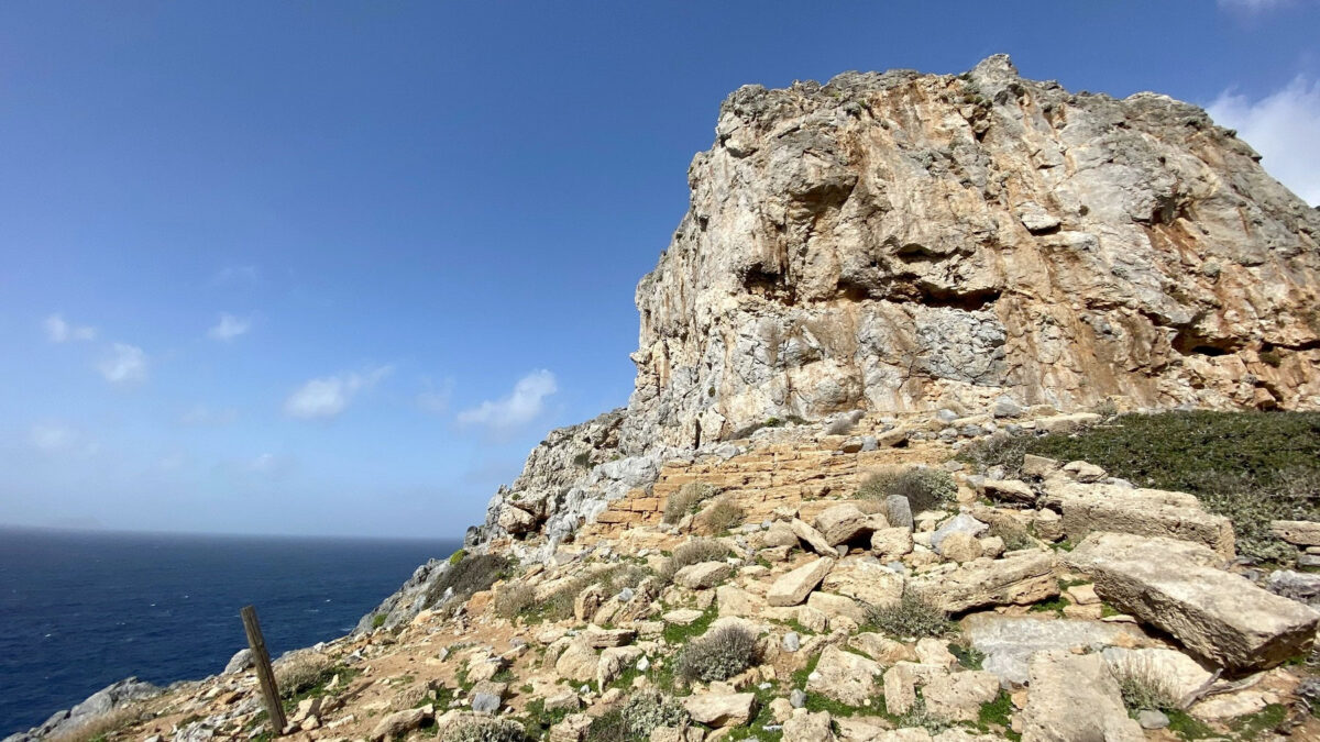 Άποψη της ανασκαφής του κεντρικού χώρου του αρχαίου ναού της Δήμητρας στην ακρόπολη της Φαλάσαρνας (φωτ.: ΥΠΠΟΑ).