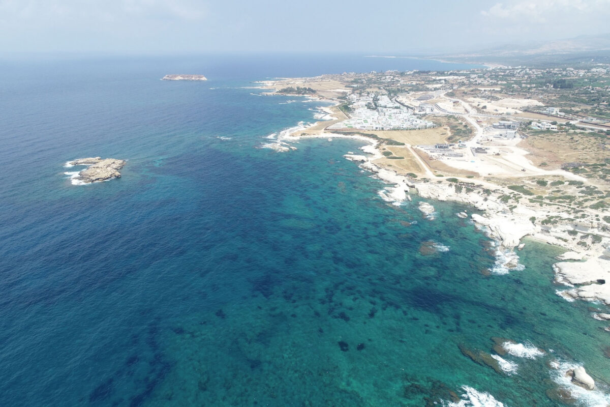 Το λιμάνι στη θέση Μανίκι, η Γερόνησος και η βραχώδης περιοχή του ακρωτηρίου Δρέπανο σχηματίζουν ένα σπάνιο, φυσικά όμορφο και πολιτιστικά σημαντικό θαλάσσιο μικρόκοσμο (φωτ.: Τμήμα Αρχαιοτήτων Κύπρου).