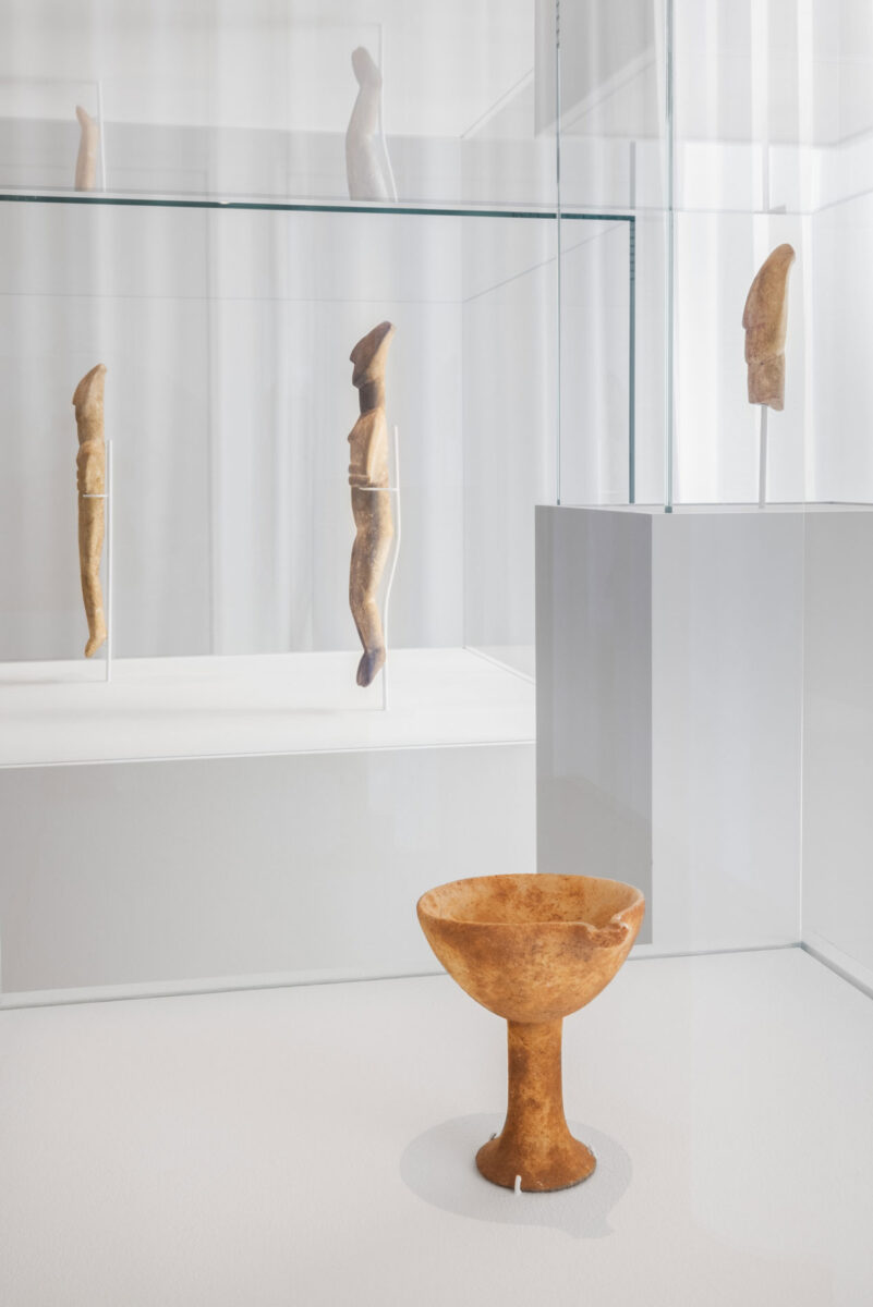 Άποψη της έκθεσης. Φωτ.: Πάρις Ταβιτιάν © Μουσείο Κυκλαδικής Τέχνης.