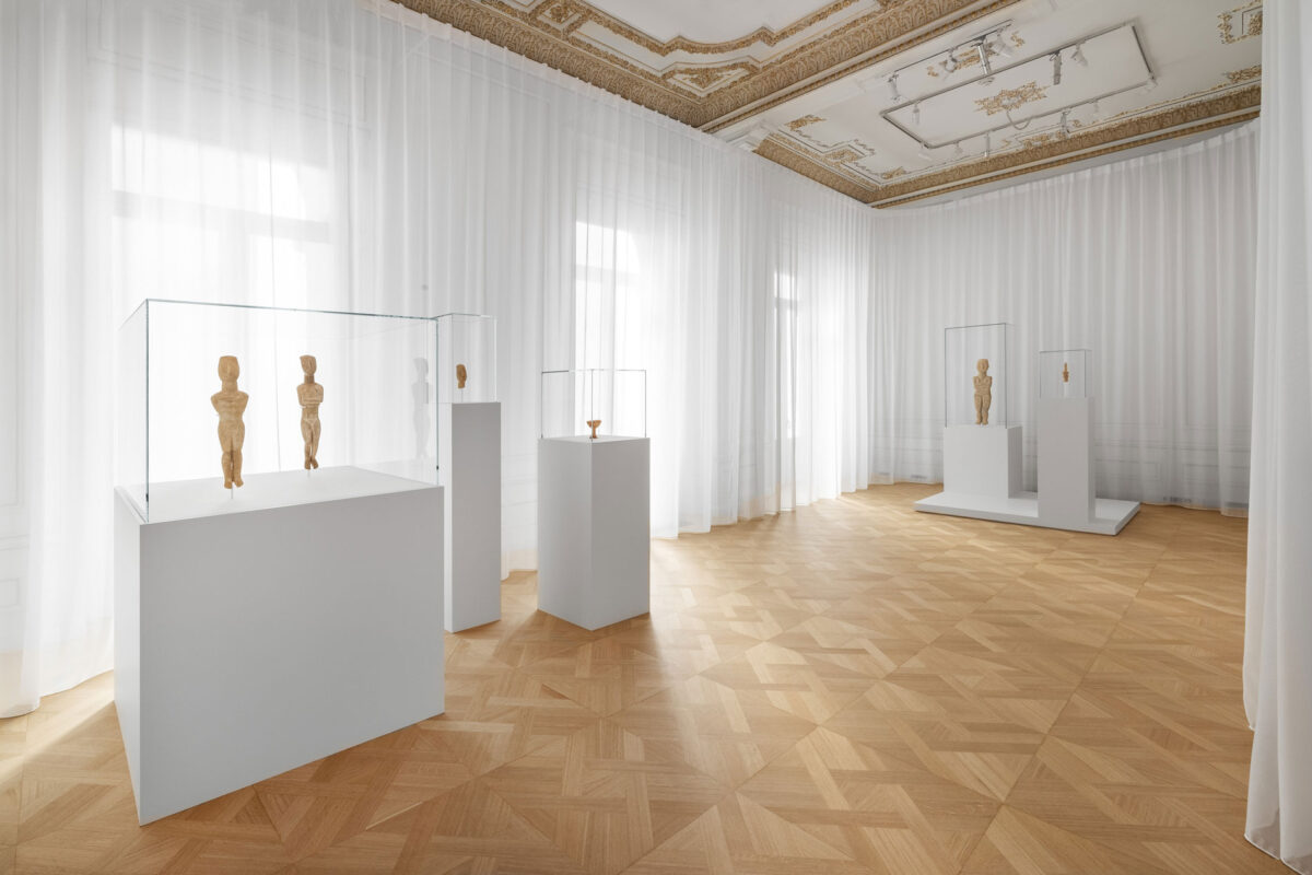 Άποψη της έκθεσης. Φωτ.: Πάρις Ταβιτιάν © Μουσείο Κυκλαδικής Τέχνης.