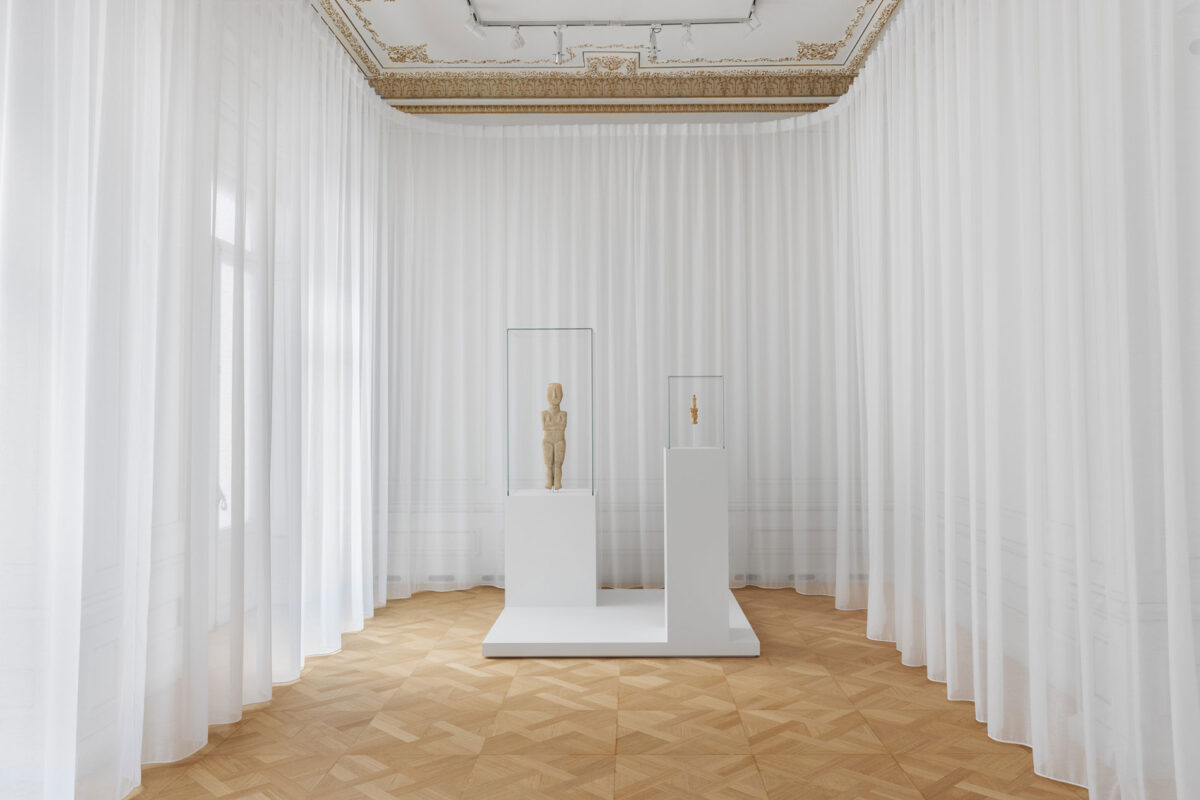 Άποψη της έκθεσης. Φωτ.: Πάρις Ταβιτιάν © Μουσείο Κυκλαδικής Τέχνης.