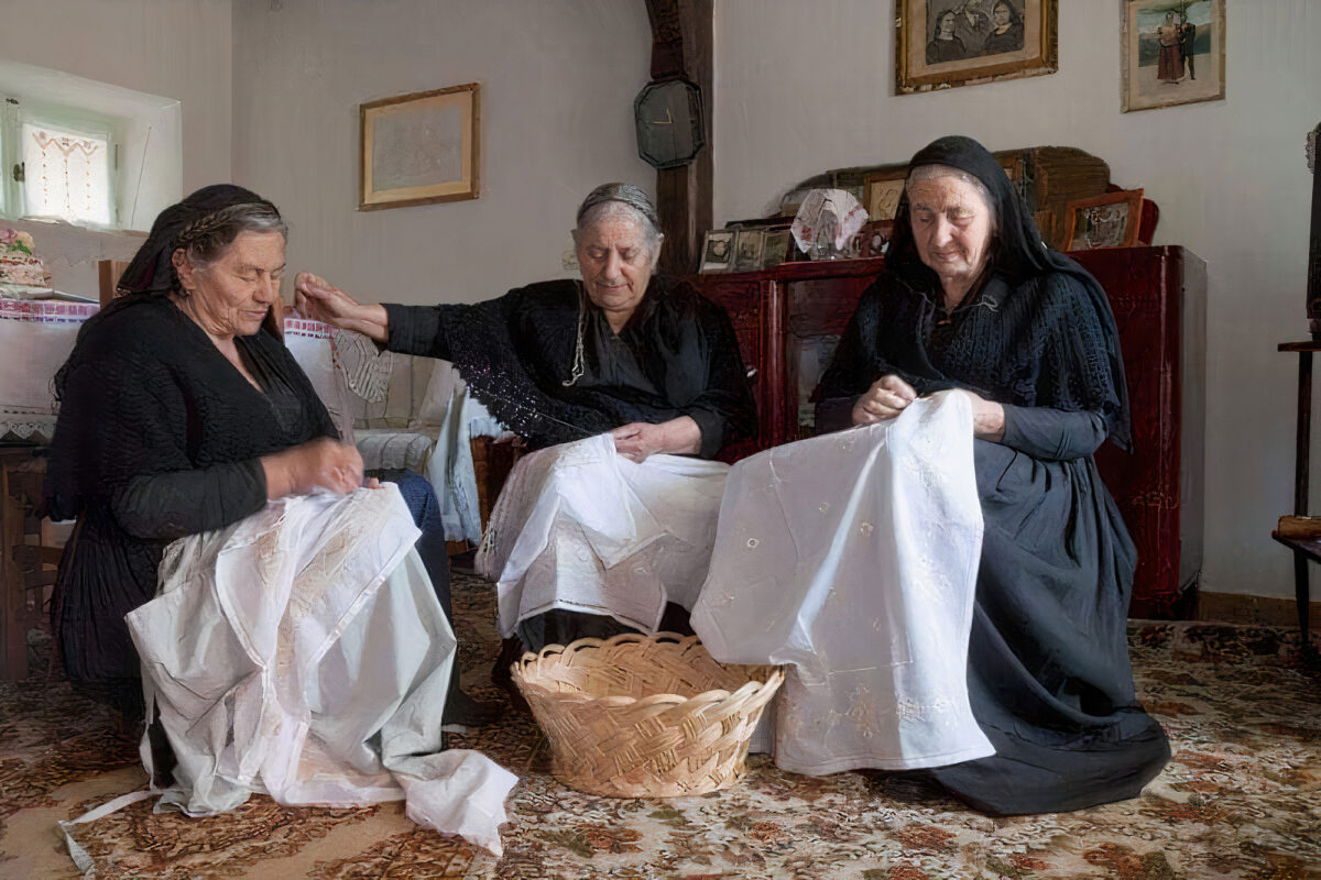 «Καρσάνικο κέντημα». Η φωτογραφία είναι από τη συλλογή της Μαυρέττας Αρβανίτη, δασκάλας καρσάνικου κεντήματος, και δόθηκε από τη Χ. Σαΐτη στο ΑΠΕ-ΜΠΕ για δημοσίευση.