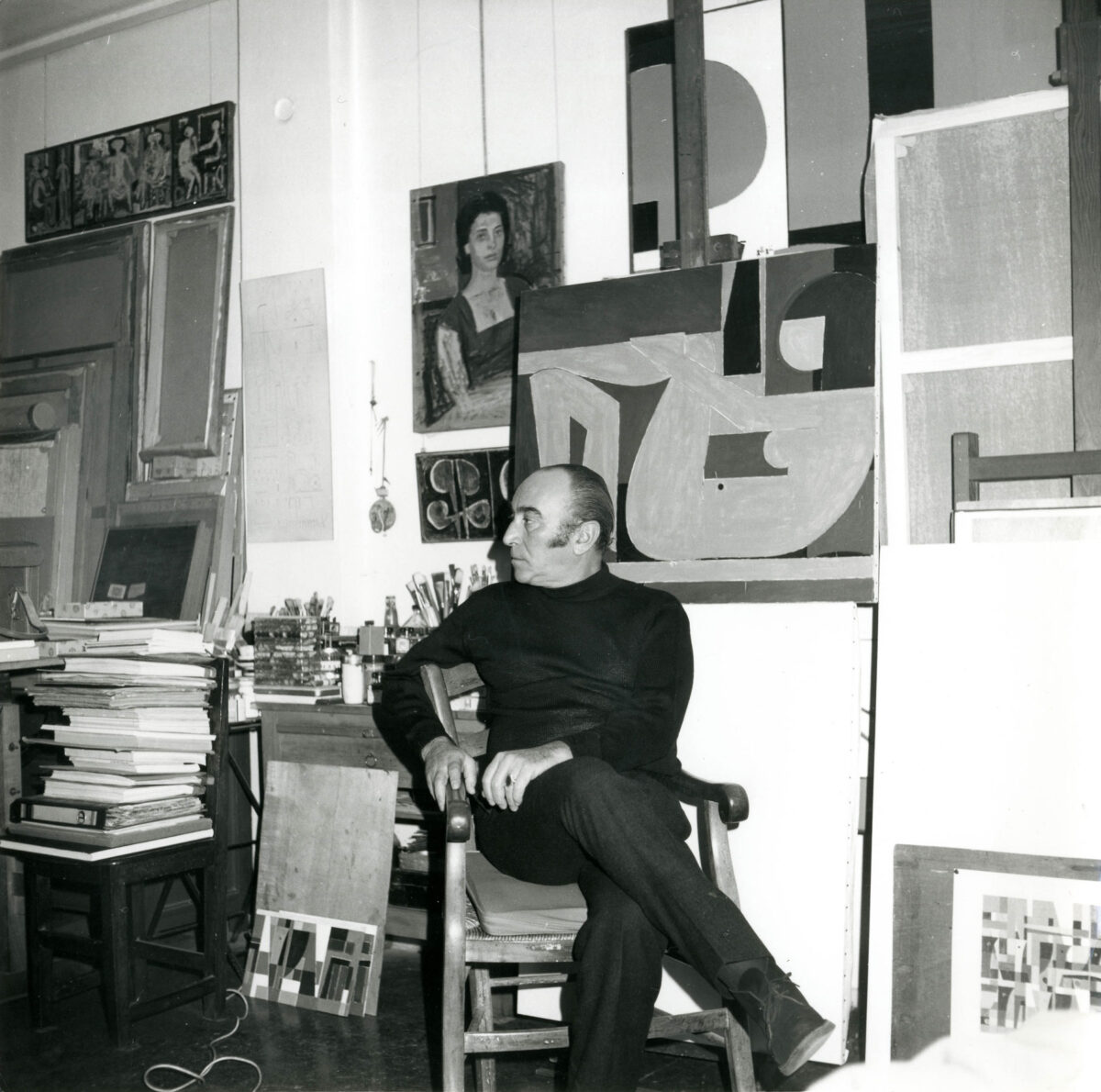 Ο Γιάννης Μόραλης στο εργαστήριό του στην Αθήνα, περ. 1975.