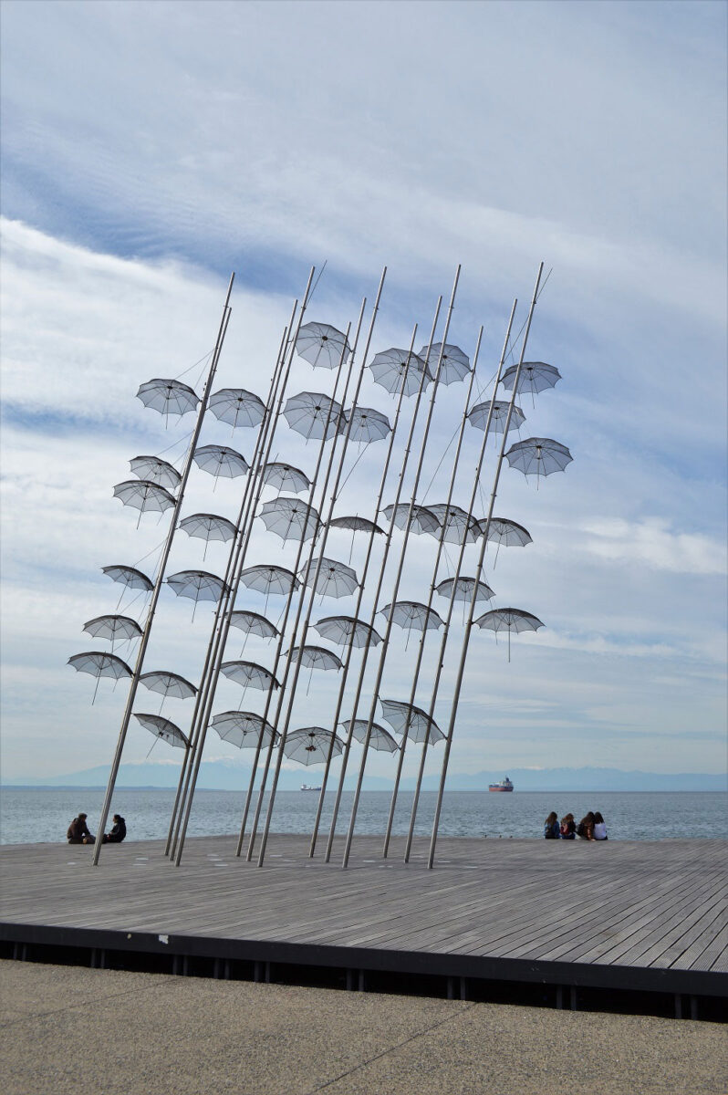 Το έργο «Ομπρέλες» του Γιώργου Ζογγολόπουλου. Φωτ.: ΑΠΕ-ΜΠΕ.