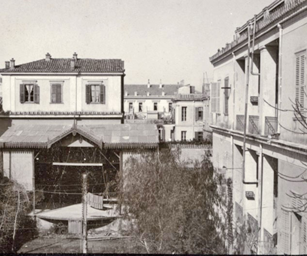Δεκαετία 1920. Νότια όψη κτηρίου Ελληνικού Ωδείου. Η θερινή σκηνή του πριν κτιστεί ο κινηματογράφος ΙΝΤΕΑΛ (φωτ.: ΥΠΠΟΑ).