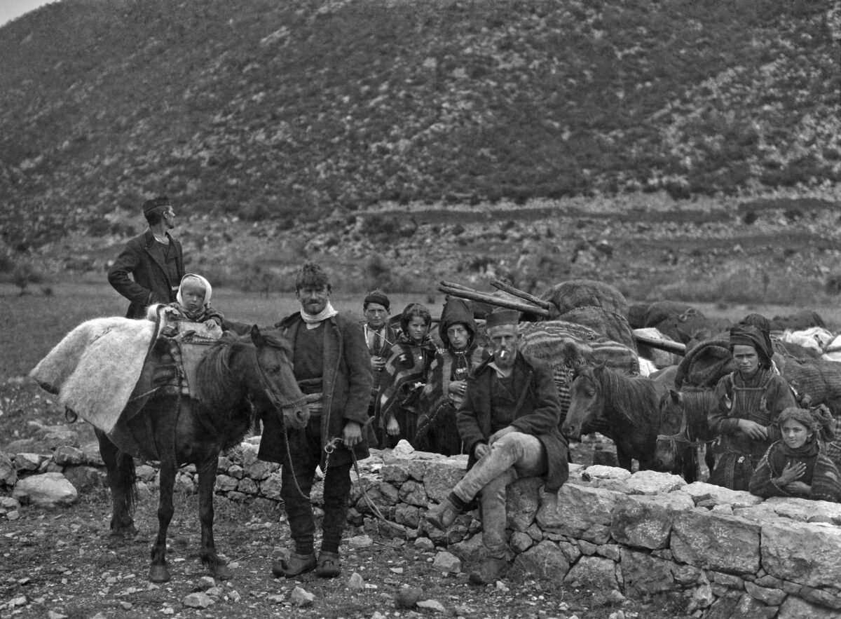 Μετακίνηση νομάδων, Ήπειρος, 1928/31. Φωτ.: Έλλη Παπαδημητρίου. © Μουσείο Μπενάκη/Φωτογραφικά Αρχεία.