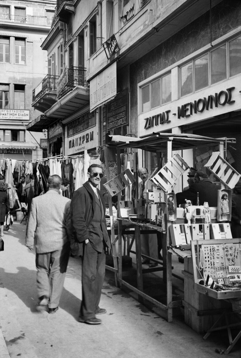 Υπαίθριοι πωλητές. Φωτ.: Έλλη Παπαδημητρίου. © Μουσείο Μπενάκη/Φωτογραφικά Αρχεία.