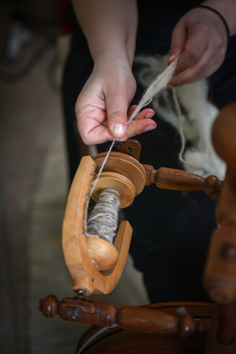 Στόχος της εταιρείας είναι να συντελέσει στην αναγέννηση της υφαντικής τέχνης. Πηγή εικόνας: ΑΠΕ-ΜΠΕ / Μερόπη Βερβέρη.