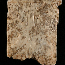 Τμήμα ελεφαντοστέινης πυξίδας (Α.Μ.Μ. 3915). Αρχείο ΕΦΑ Μεσσηνίας.
