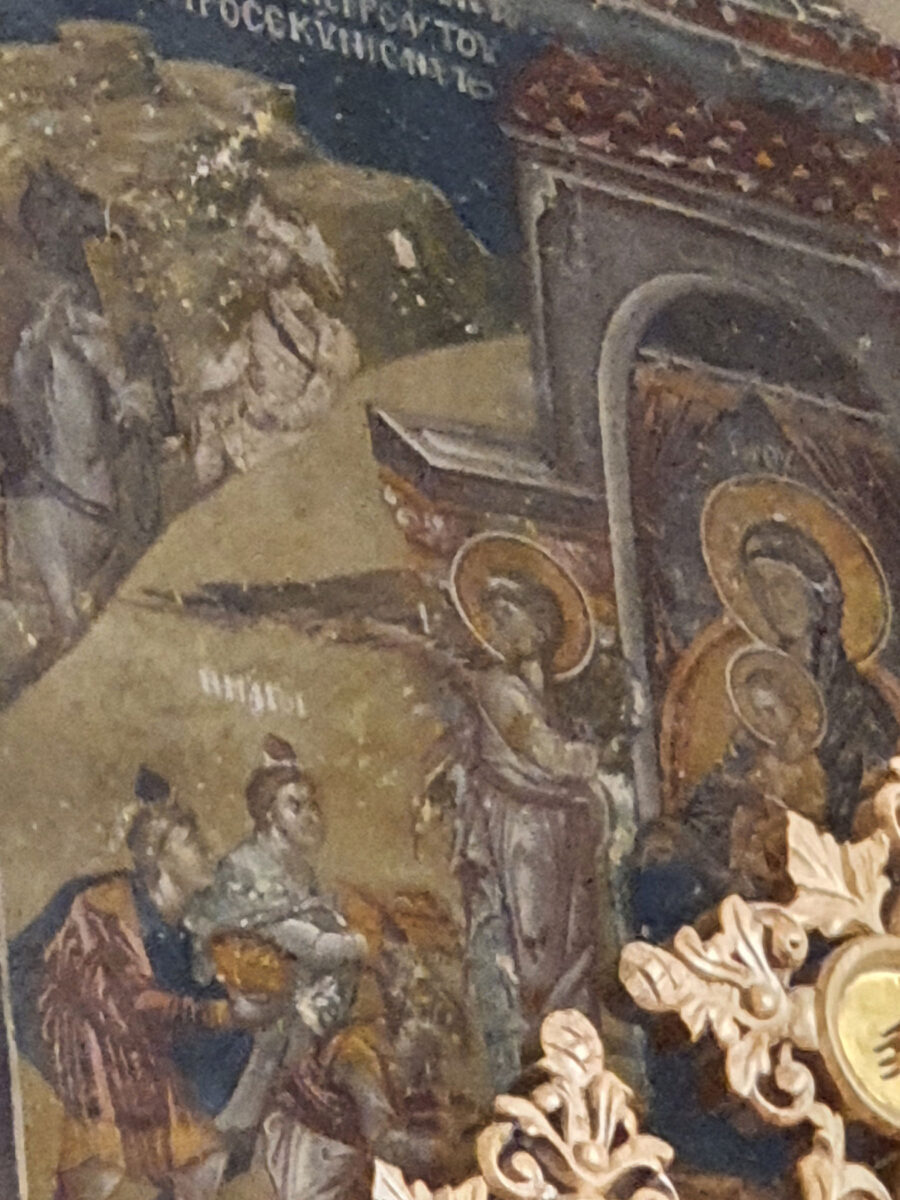 Πάνω αριστερά, ο αγιογράφος ως ιπποκόμος ντυμένος στα λευκά κρατάει τα άλογα. Φωτ.: ΑΠΕ-ΜΠΕ.