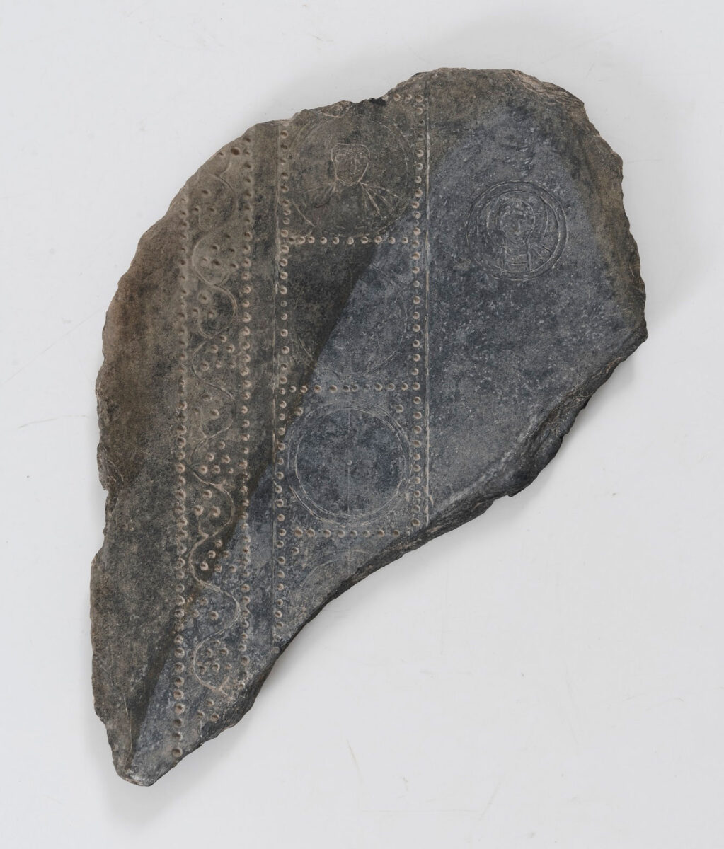 Ημίεργη σχιστολιθική πλάκα, 5ος-6ος αι. μ.Χ. Η πλάκα βρέθηκε τυχαία από τον Γεώργιο Σωτηρίου στον αρχαιολογικό χώρο της μεσαιωνικής Εφέσου (Αγιασολούκ). Βυζαντινό και Χριστιανικό Μουσείο, ΒΧΜ 2911.