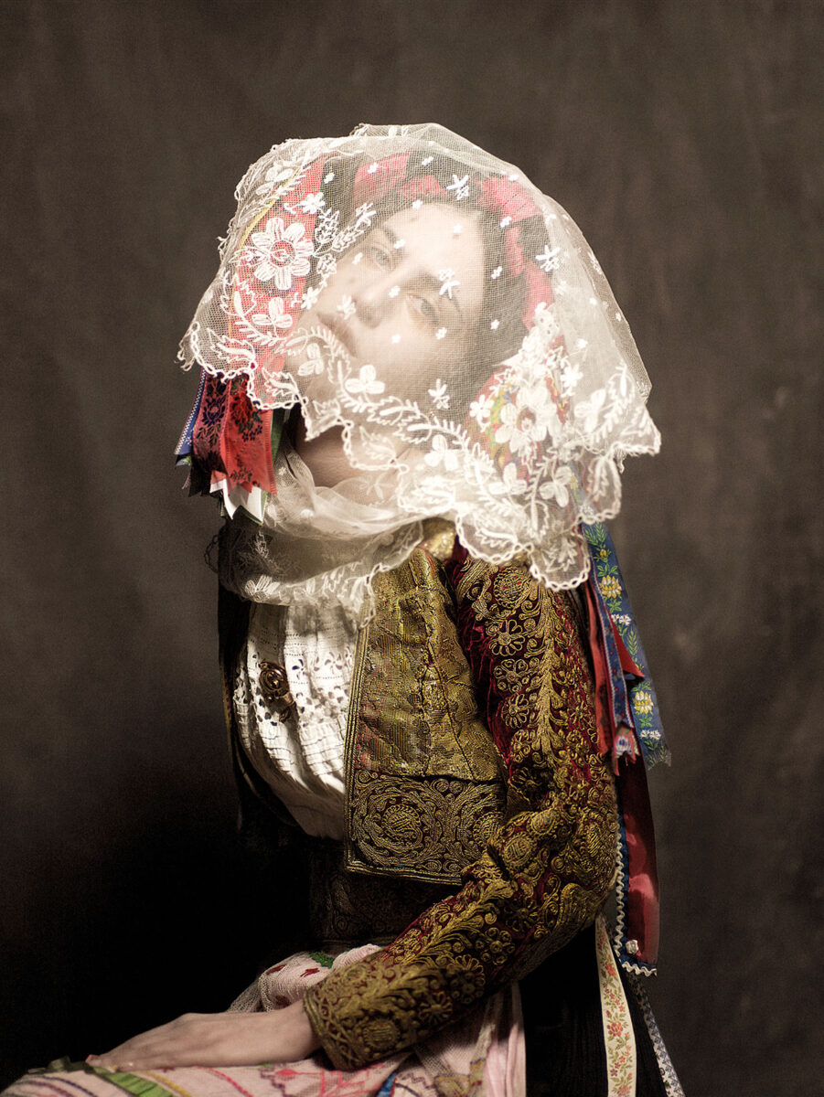 Βαγγέλης Κύρης / Ανατόλι Γεωργίεφ. 130x105 εκ. Φορεσιά Κέρκυρας, 19ος αι. Εθνικό Ιστορικό Μουσείο της Ελλάδος. Χειροποίητο χρυσοκέντημα με χρυσή μεταλλική κλωστή και κορδόνια και κέντημα (αλυσίδα) με βαμβακερή κλωστή, σε τύπωμα από βαμβακερό καμβά.