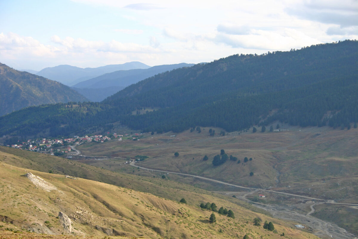 Ο οικισμός της Σαμαρίνας και η γύρω περιοχή της έρευνας. Φωτ.: ΑΠΕ-ΜΠΕ / Ν. Ευστρατίου.