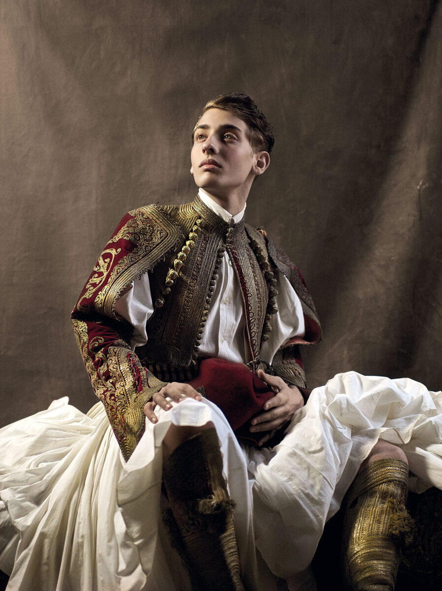 Βαγγέλης Κύρης / Ανατόλι Γεωργίεφ, 130x105 εκ. Ενδυμασία του βασιλέως Όθωνος, 19ος αι. Εθνικό Ιστορικό Μουσείο. Χειροποίητο χρυσοκέντημα με χρυσή μεταλλική κλωστή, γαϊτάνι, κορδόνι και χειροποίητα πλεκτά κουμπιά, σε τύπωμα από βαμβακερό καμβά.