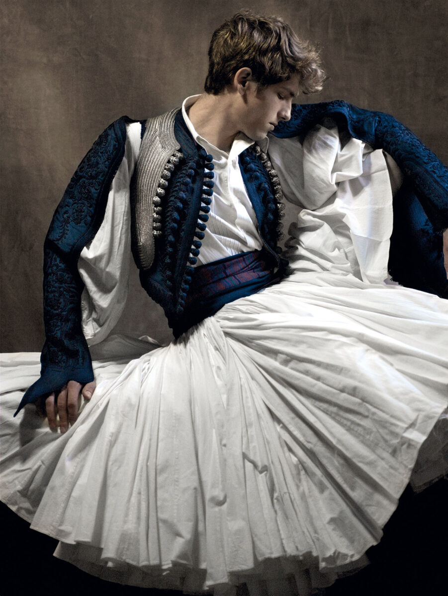 Βαγγέλης Κύρης / Ανατόλι Γεωργίεφ. 130x105 εκ. Ενδυμασία του Δημητρίου Μαυρομιχάλη, υπασπιστή του βασιλέως Όθωνος, 19ος αι. Χειροποίητο ασημοκέντημα με ασημί γαϊτάνι και κορδόνι, σε τύπωμα από βαμβακερό καμβά.