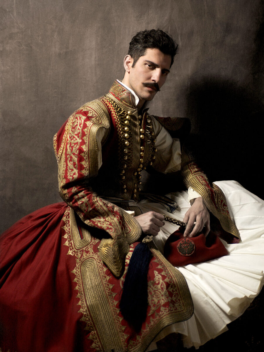 Βαγγέλης Κύρης / Ανατόλι Γεωργίεφ. 130x105 εκ. Ενδυμασία του οπλαρχηγού Βάσσου Μαυροβουνιώτη, 19ος αι. Εθνικό Ιστορικό Μουσείο της Ελλάδος. Χειροποίητο χρυσοκέντημα με χρυσή μεταλλική κλωστή, γαϊτάνι, κορδόνι, τιρτίρι και μεταλλικές πούλιες, σε τύπωμα από βαμβακερό καμβά.