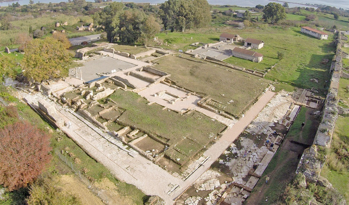 Αρχαιολογικός χώρος Νικόπολης: Διακρίνονται ο Οίκος Γεωργίου Εκδίκου, η Βασιλική Α', το Ωδείο, το δυτικό σκέλος του παλαιοχριστιανικού τείχους και το Υδραγωγείο (φωτ.: ΥΠΠΟΑ).