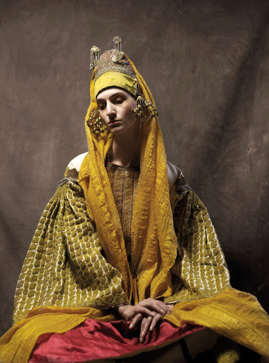 Βαγγέλης Κύρης / Ανατόλι Γεωργίεφ. 130x105 εκ. Φορεσιά Νισύρου, 19ος αι. Εθνικό Ιστορικό Μουσείο. Χειροποίητο κέντημα (φουσκωτή βελονιά) με βαμβακερές, ασημένιες και χρυσές μεταλλικές κλωστές, σε τύπωμα από βαμβακερό καμβά.